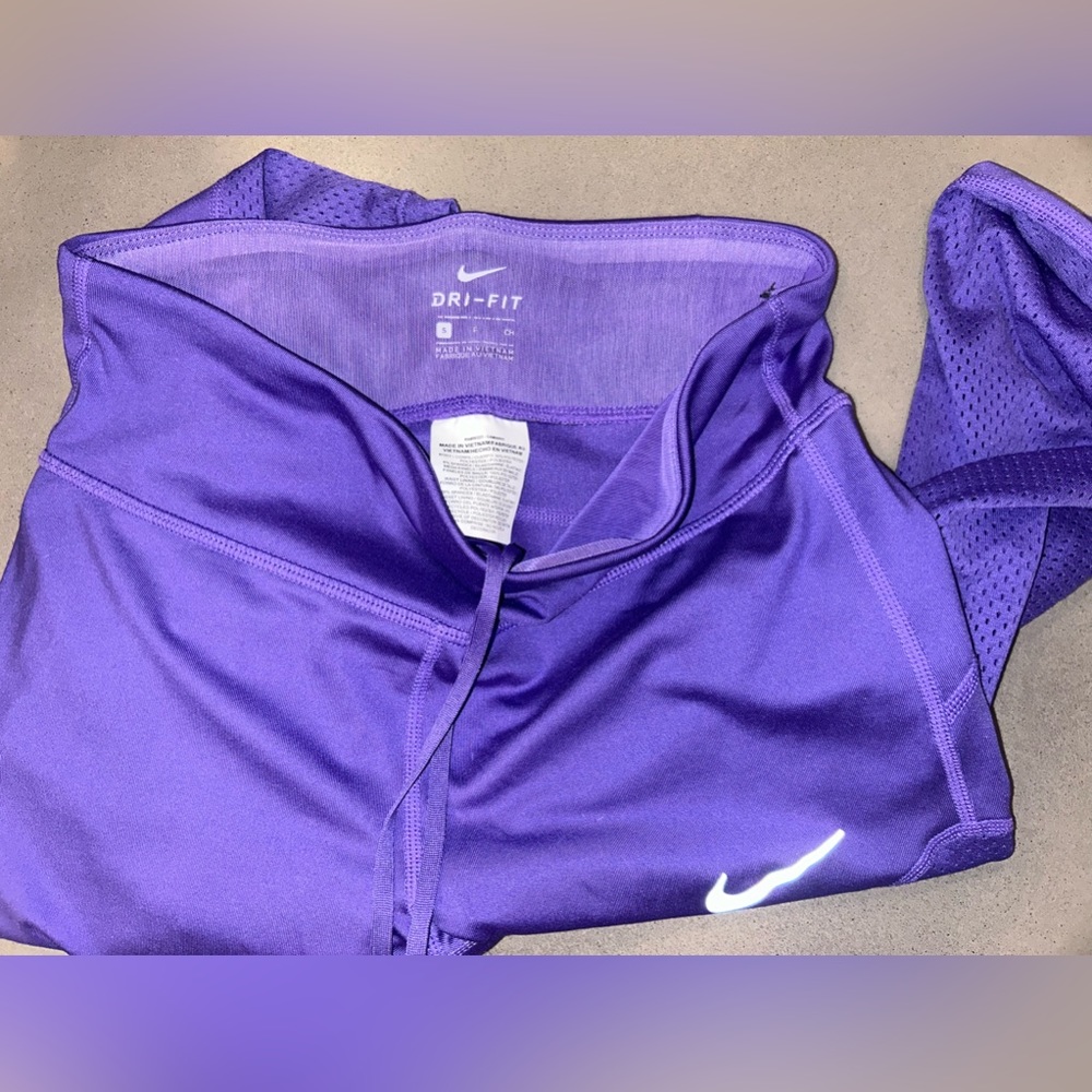 Nike Dri-Fit capri leggings -mesh from thigh to calve - Picture 2 of 6
